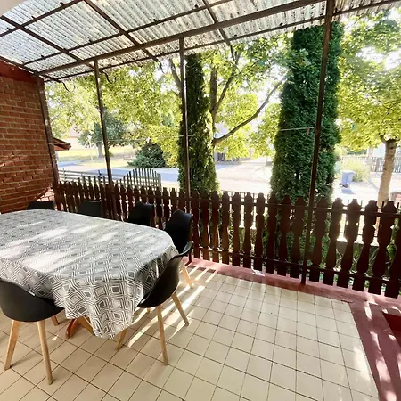 Semesterbostad Balatonfoelvari Nyaralo